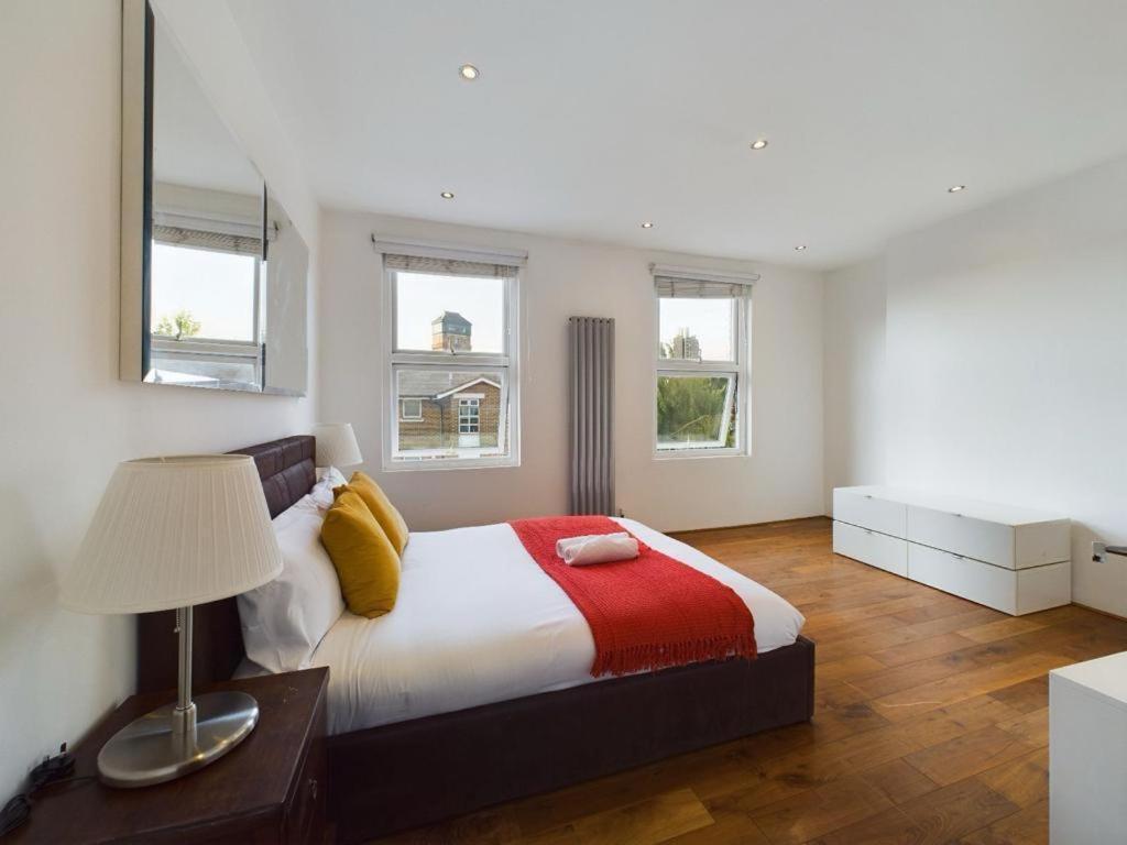 Luxury 4-Bedroom Modern Flat In Central London Steps From Station, Sleeps 9 In Style! Szoba fotó