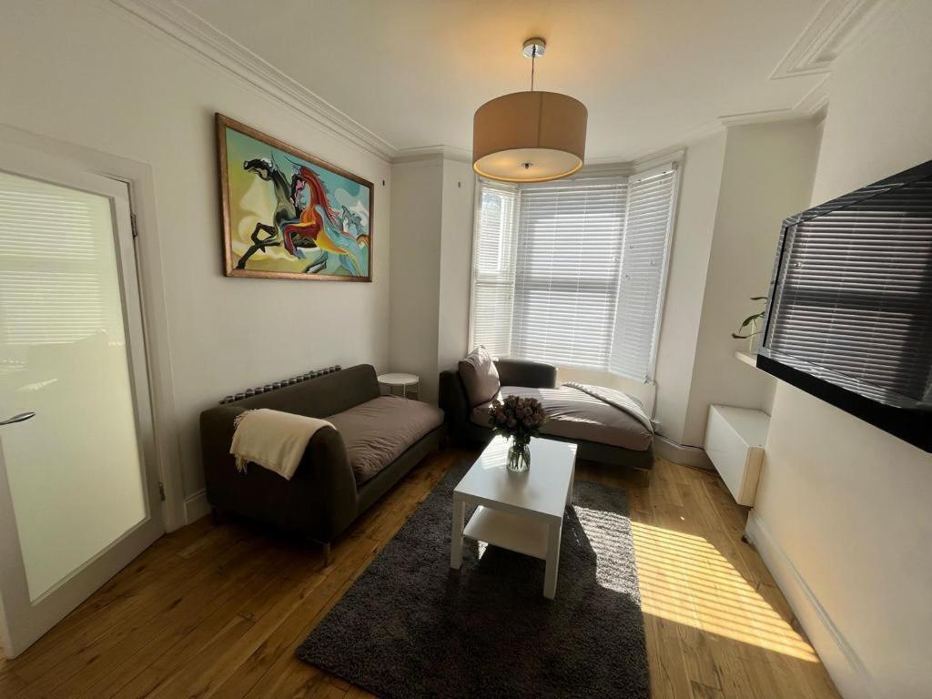 Luxury 4-Bedroom Modern Flat In Central London Steps From Station, Sleeps 9 In Style! Szoba fotó