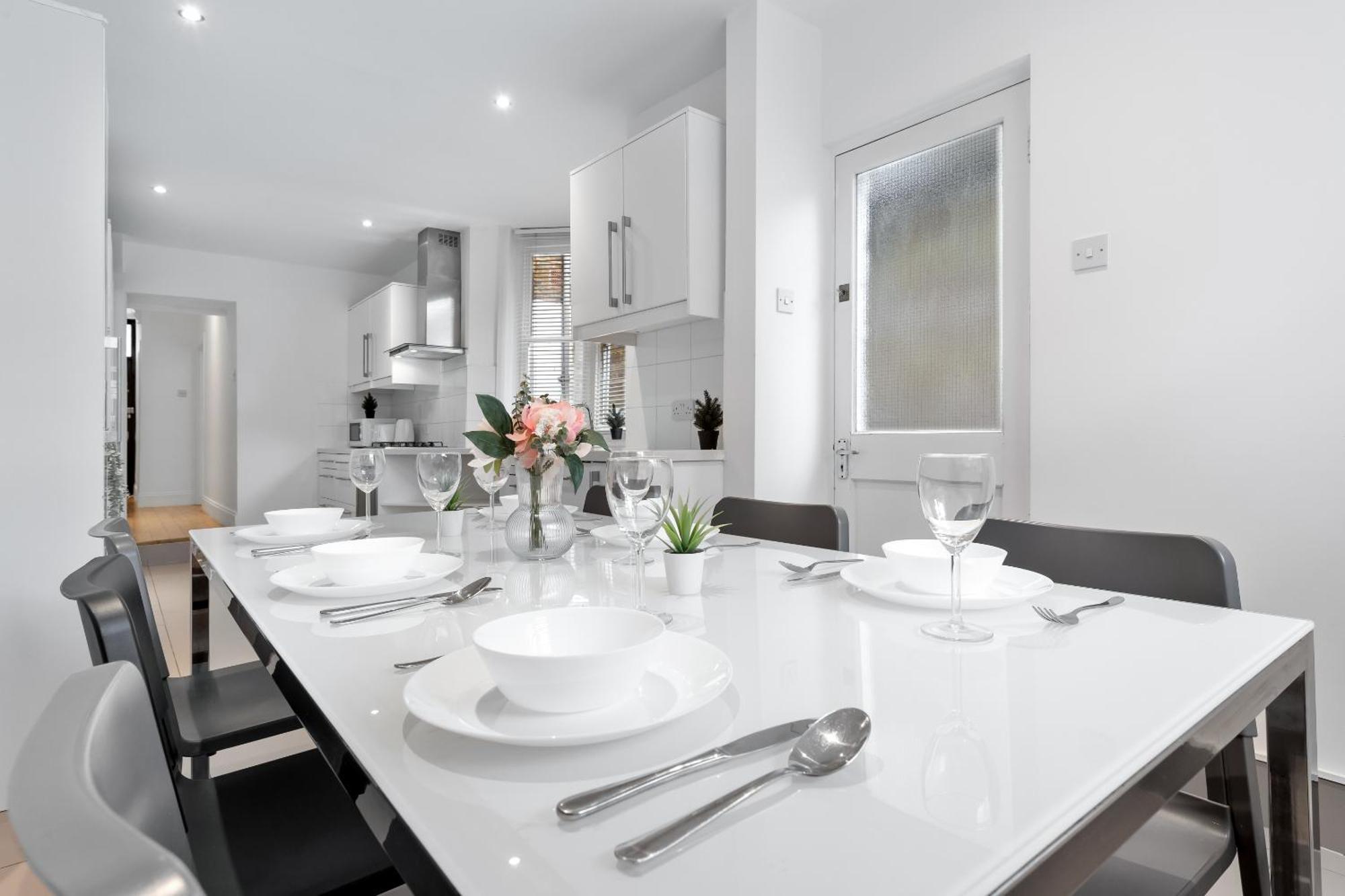 Luxury 4-Bedroom Modern Flat In Central London Steps From Station, Sleeps 9 In Style! Kültér fotó